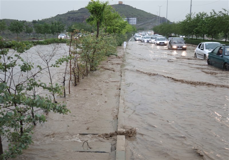 سیلاب وحشتناک در خیابان‌های مشهد/ آب خودروها را برد + فیلم
