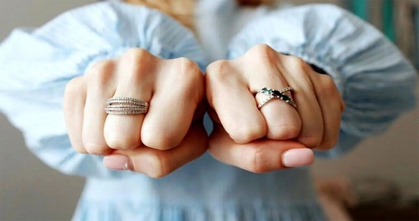 انگشتر در انگشت وسط